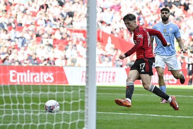 Garnacho vừa thực hiện siêu phẩm vào lưới của Man City ở trận Community Shield