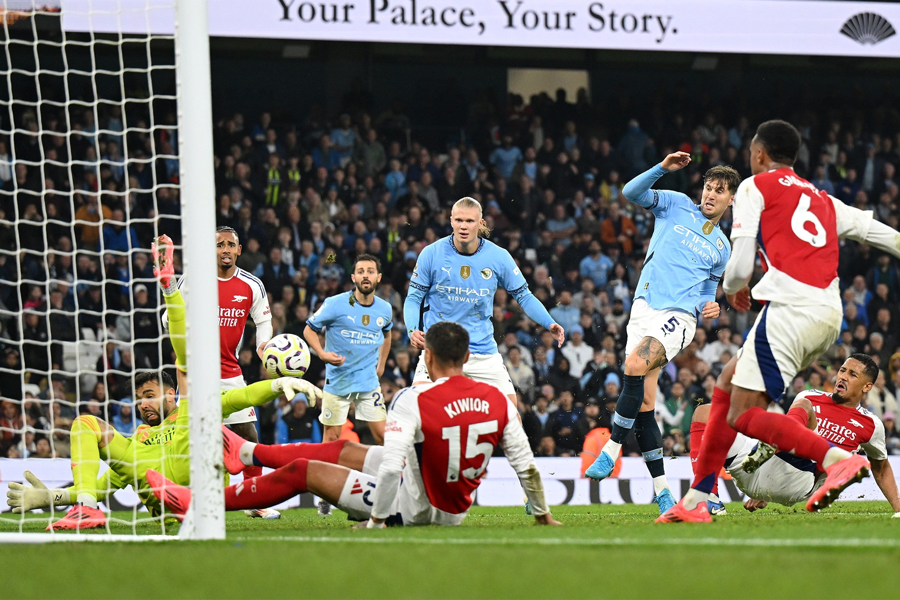 Man City hòa nghẹt thở Arsenal: Run rẩy theo bước chân Rodri