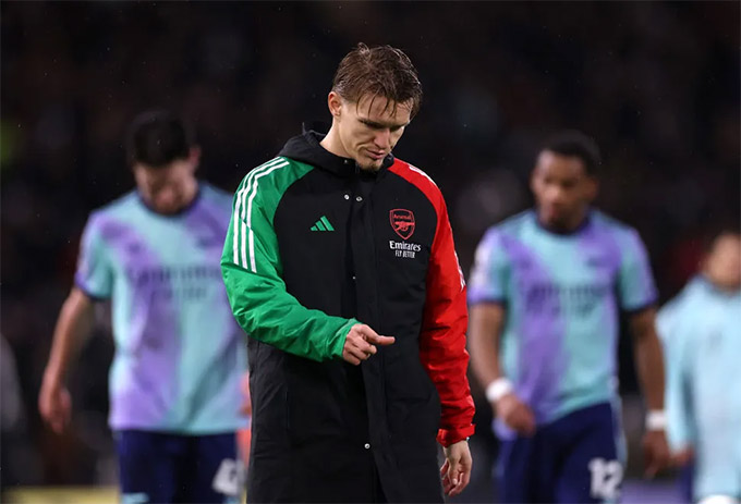 Odegaard không phải là giải pháp "đầu ra" của Arsenal