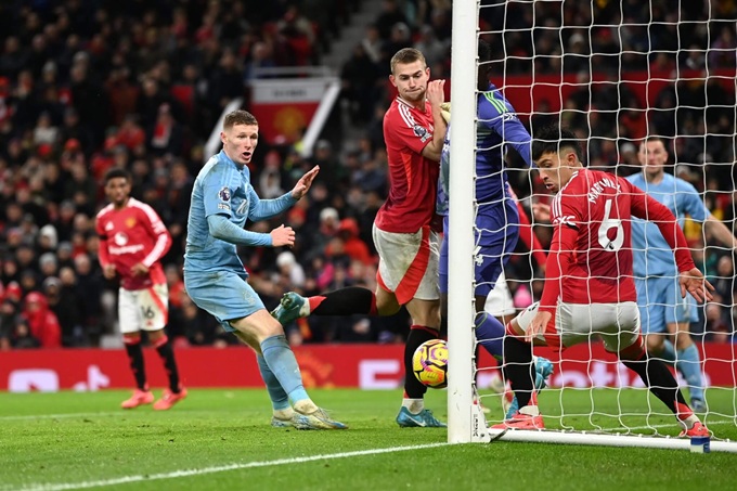 MU lại nhận một bàn thua từ bóng bổng khi Wood ấn định chiến thắng 3-2 cho Nottingham Forest