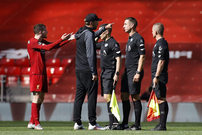 Coote có hành vi lăng mạ Klopp