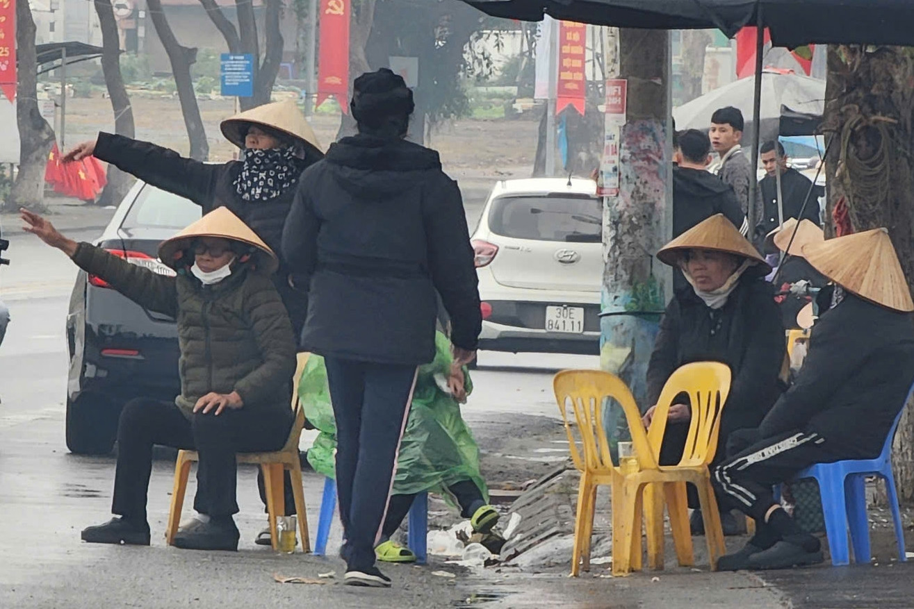 Phe vé đội mưa rét, 'hét giá' trận tuyển Việt Nam đấu Indonesia