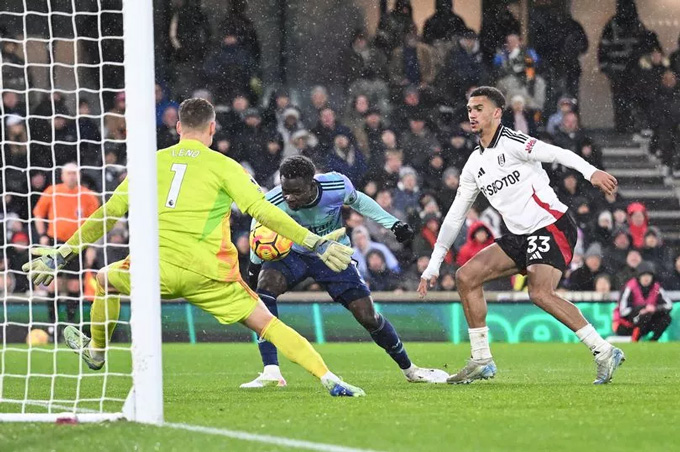 Saka đánh đầu cận thành vào lưới Fulham